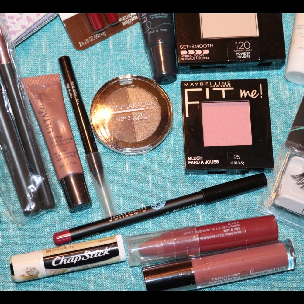 HUGE NEW 24 Piece Makeup bundle! - Picture 3 of 6